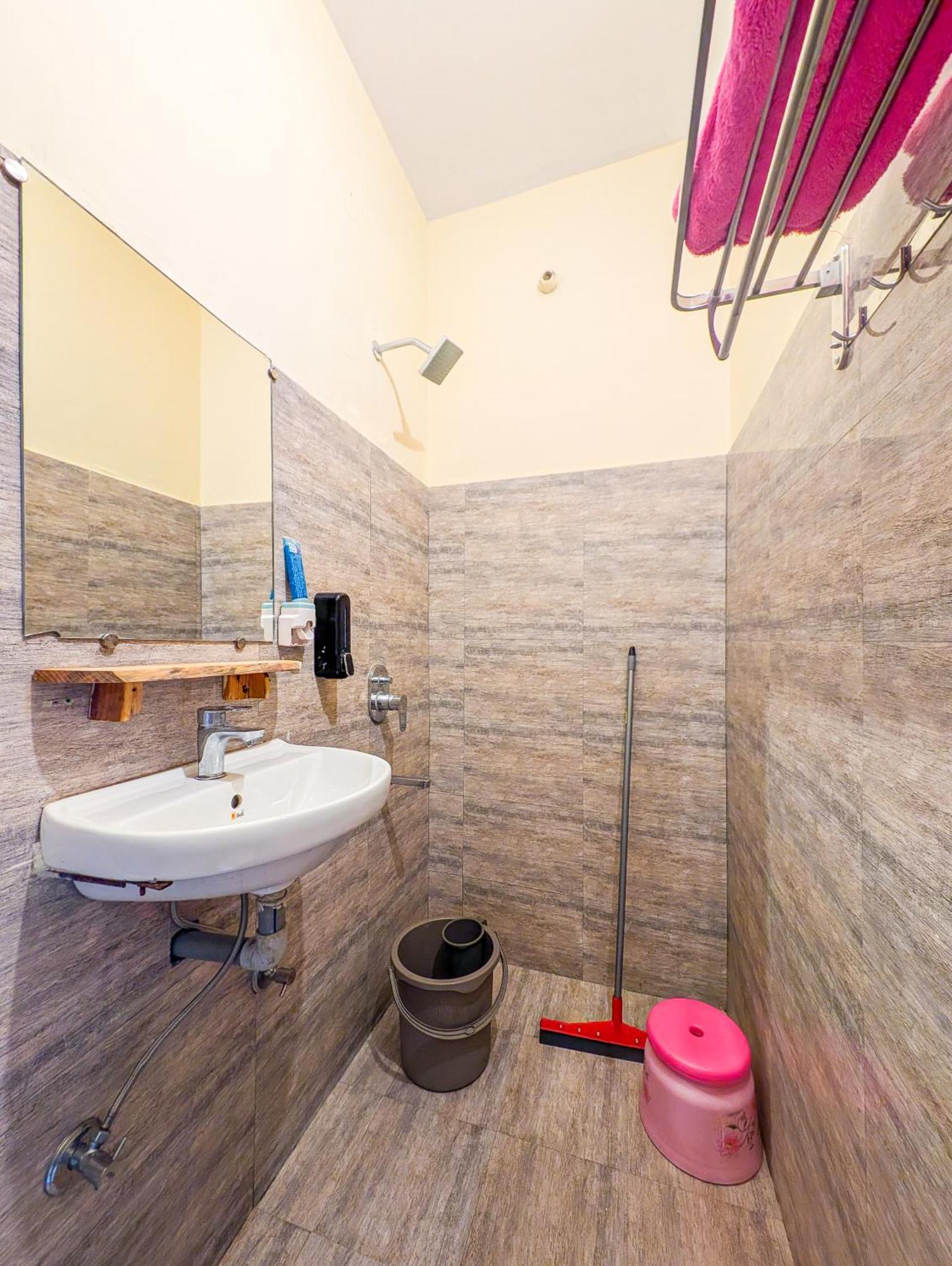 Hobo Hostel Дармсала Экстерьер фото
